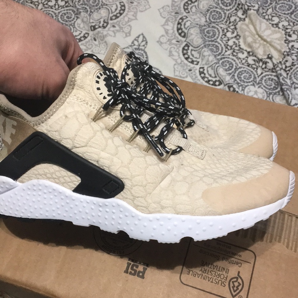 Nike Air huarache size 7 woman